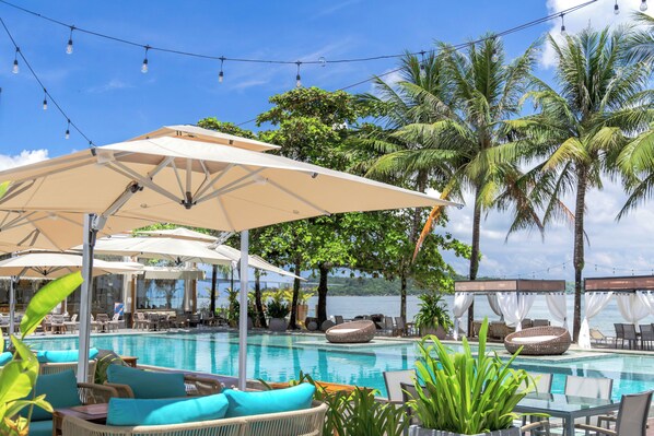 Poolside bar - Queenco Hotel & Casino (Sihanoukville)