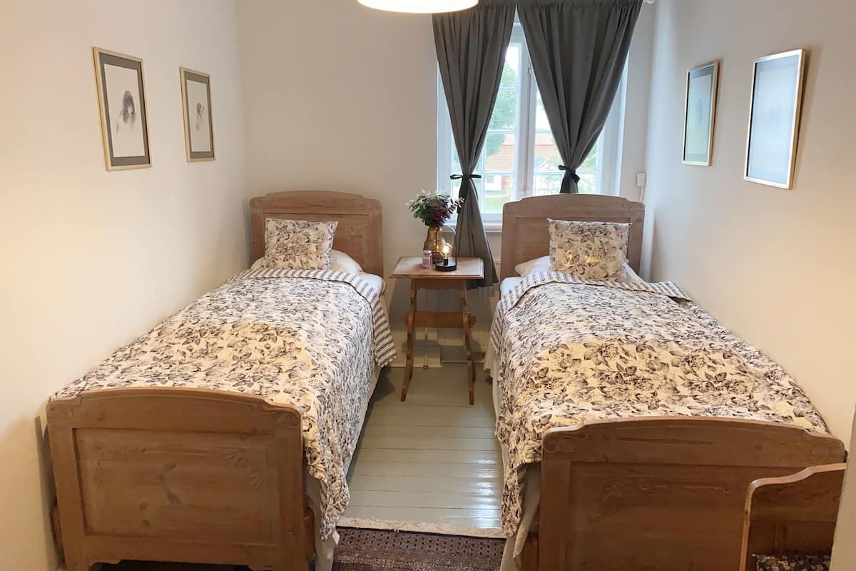 Sydøstværelset | 1 bedroom, pillow-top beds, minibar, individually decorated
