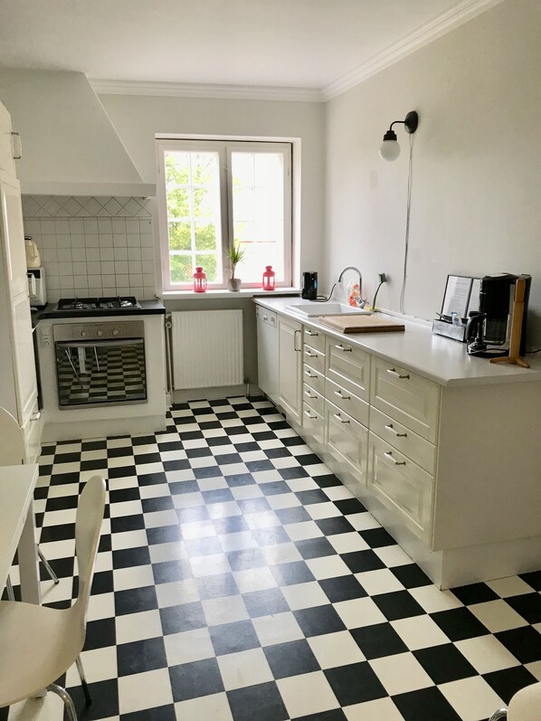 Fridge, microwave, stovetop, coffee/tea maker - Øbjerggaard Bedrooms (Lundby)