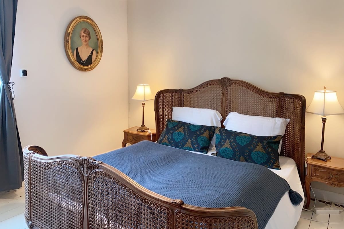 Sophiaværelset | 1 bedroom, pillow-top beds, minibar, individually decorated