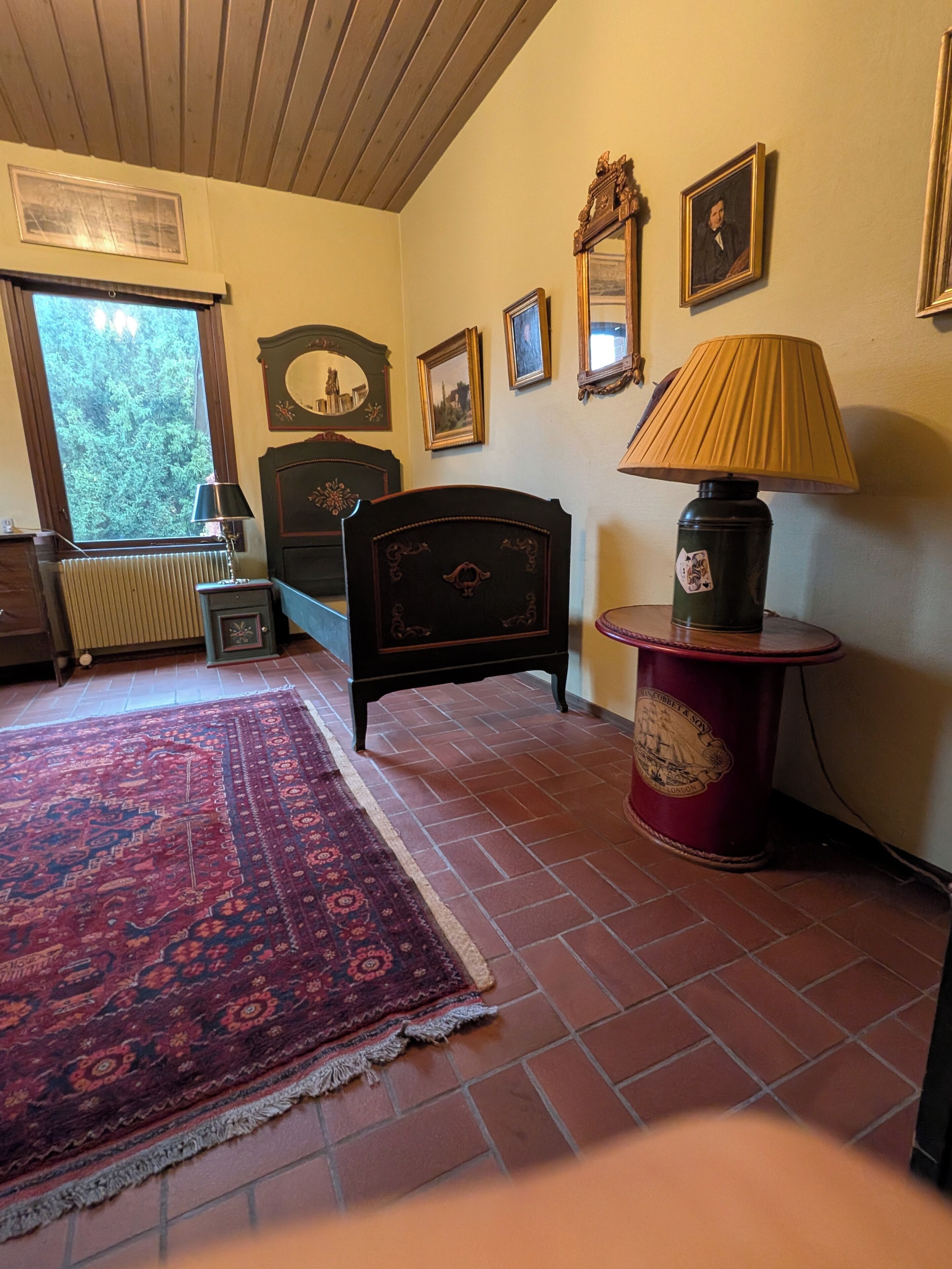 Senge med topmadrasser, minibar, individuelt design