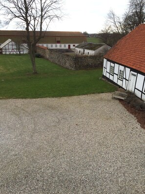 Camas con pillow-top, minibar y decoración personalizada