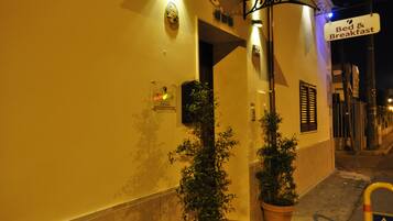 Comfort-Dreibettzimmer, 1 Schlafzimmer, eigenes Bad | Kostenlose Minibar, Zimmersafe, Verdunkelungsvorhänge