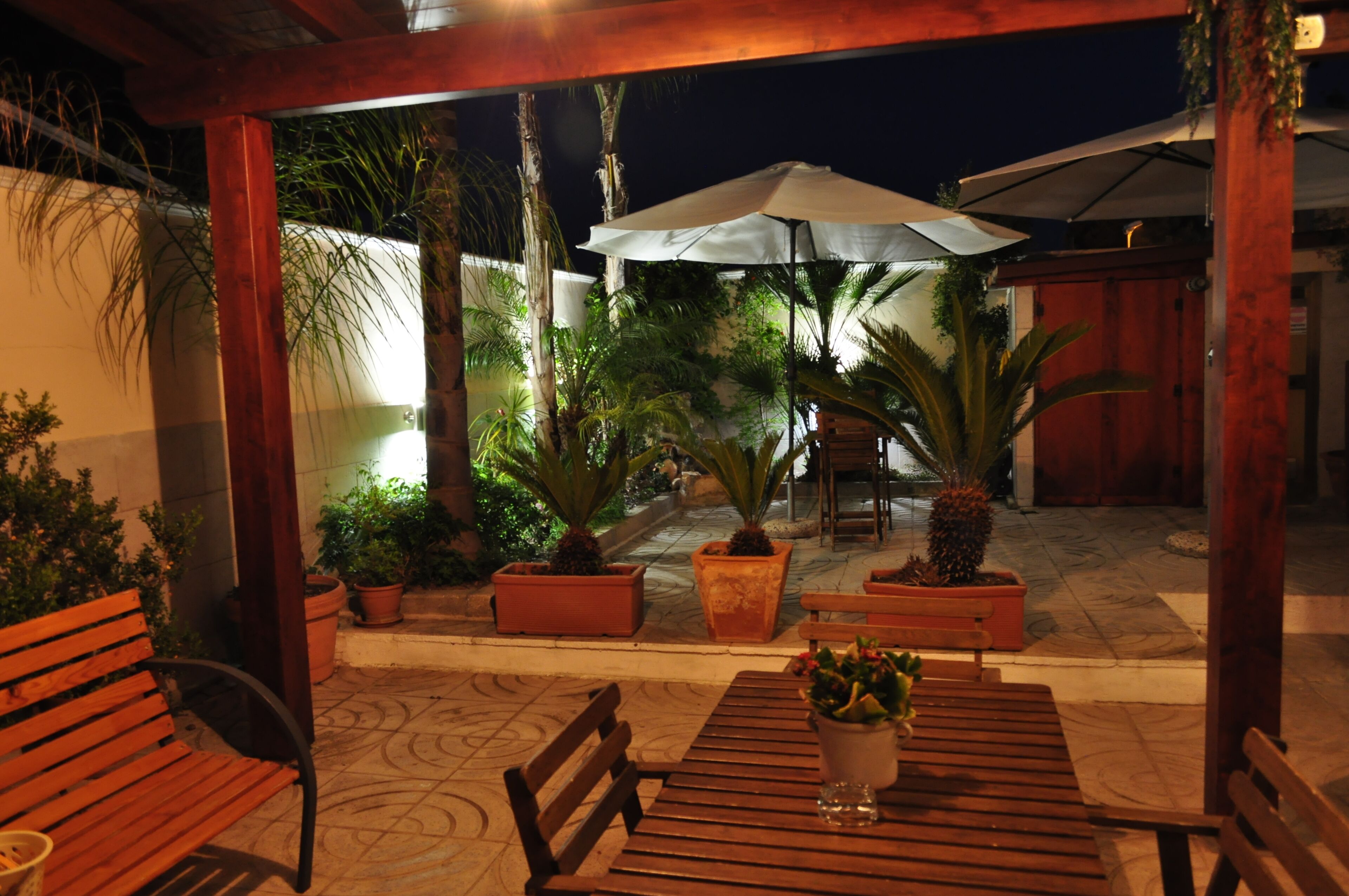 Habitación triple Confort, 1 habitación, baño privado | Vista al jardín