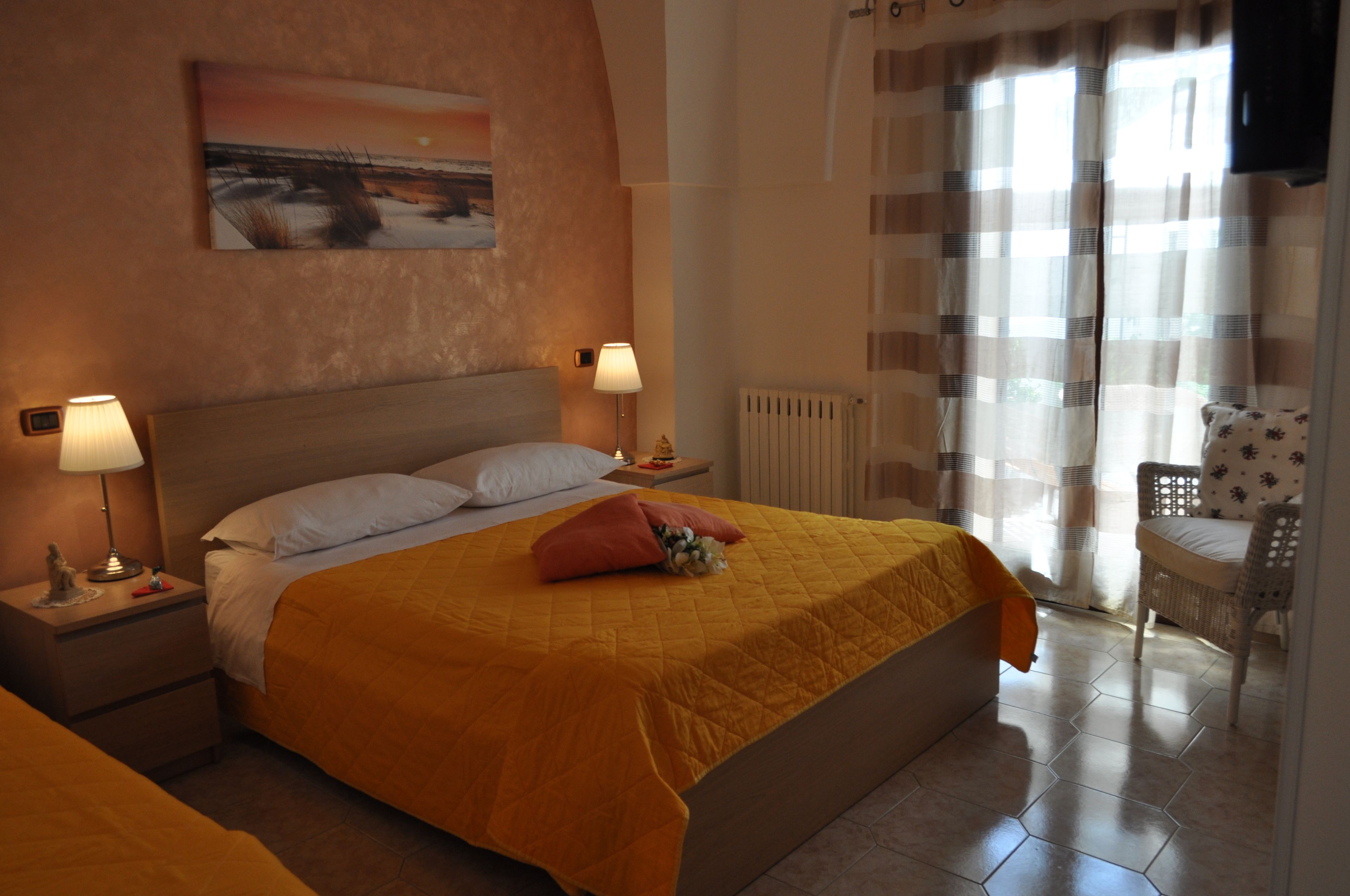 Habitación triple Confort, 1 habitación, baño privado | Artículos del minibar gratis y caja de seguridad en la habitación 