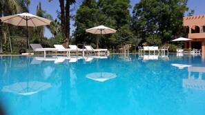 Piscine extérieure, parasols de plage, chaises longues