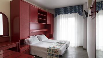 Minibar, Zimmersafe, Schreibtisch, kostenloses WLAN