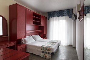 Minibar, in-room safe, desk, free WiFi - Hotel Brioni Mare (Jesolo)