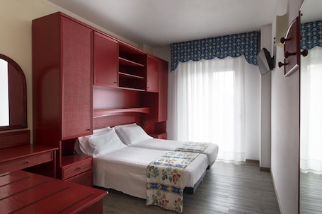 Minibar, caja fuerte, escritorio y wifi gratis. Hotel Brioni Mare