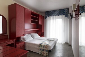 Minibar, caja fuerte, escritorio y wifi gratis