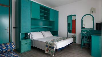 Een minibar, een kluis op de kamer, een bureau, gratis wifi