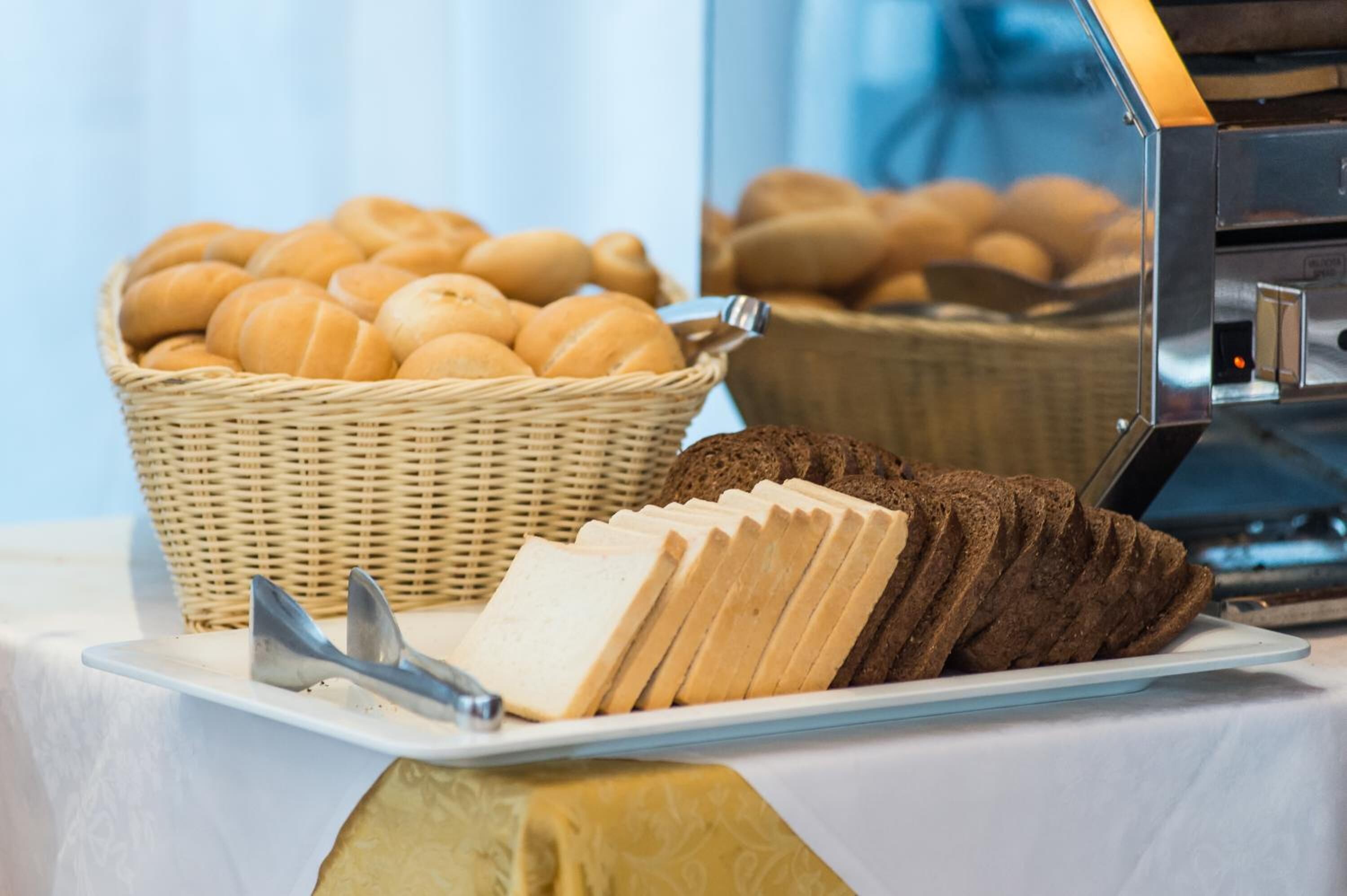 Ein reich gedeckter Buffetstisch mit Brot und Gebäck.