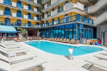 Una piscina al aire libre. Hotel Brioni Mare