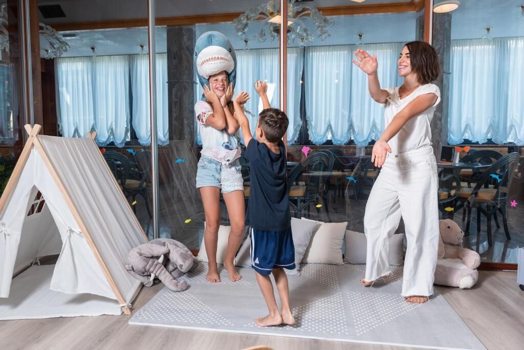 Een kamer met een tent, een groot raam en een yogamat.