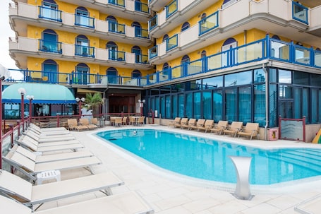 Una piscina al aire libre. Hotel Brioni Mare