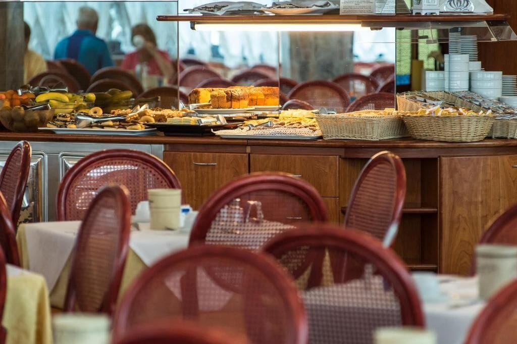 lunch and dinner served, italian cuisine