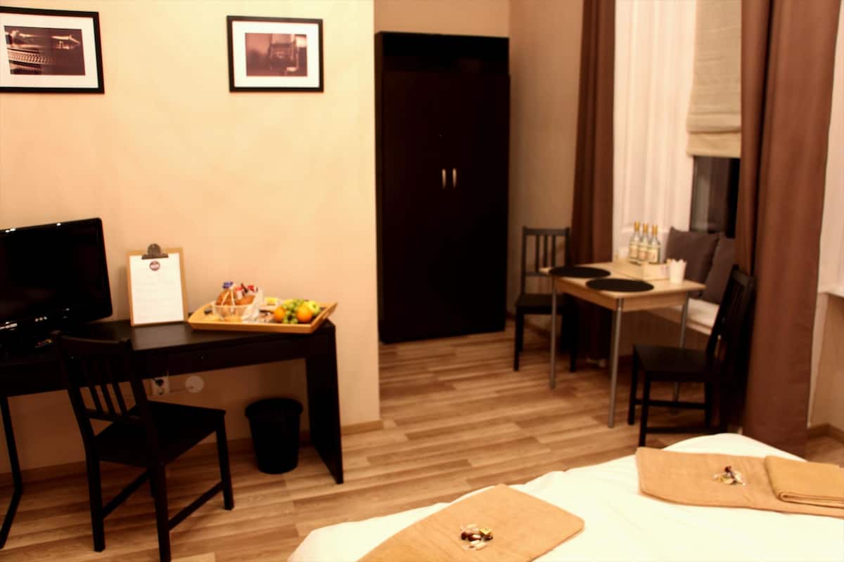 Deluxe Double Room, Private Bathroom | Premium bedding, minibar, in-room safe, desk