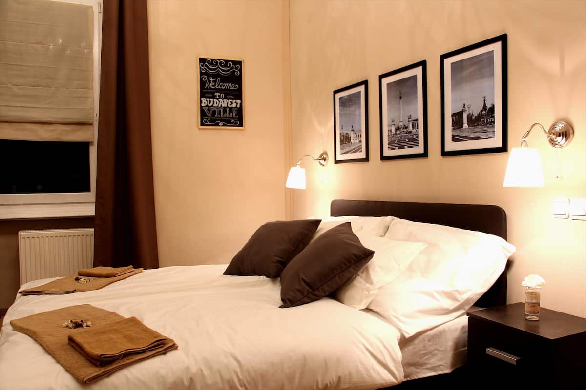 Deluxe Double Room, Bathtub | Premium bedding, minibar, in-room safe, desk