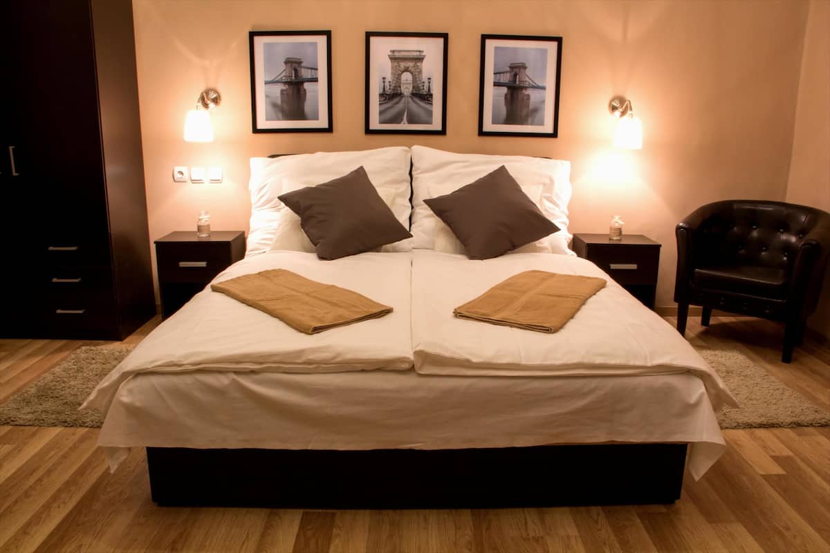 Deluxe Triple Room, Private Bathroom | Premium bedding, minibar, in-room safe, desk