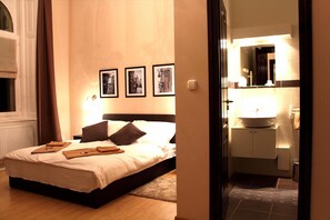 Deluxe Double Room, Bathtub | Bathroom shower - Budapest Ville Bed & Breakfast (Budapest)