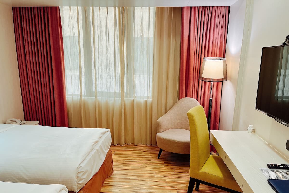 1 habitación, cubrecamas y espacio para trabajar con laptop