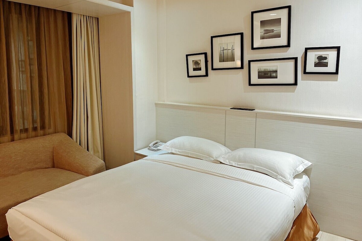 Elite Double Room, 1 King Bed, Non Smoking | 1 bedroom, down comforters, laptop workspace, blackout drapes