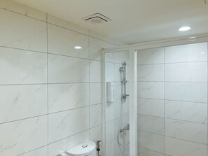 Dusj, hårføner, håndklær og sjampo