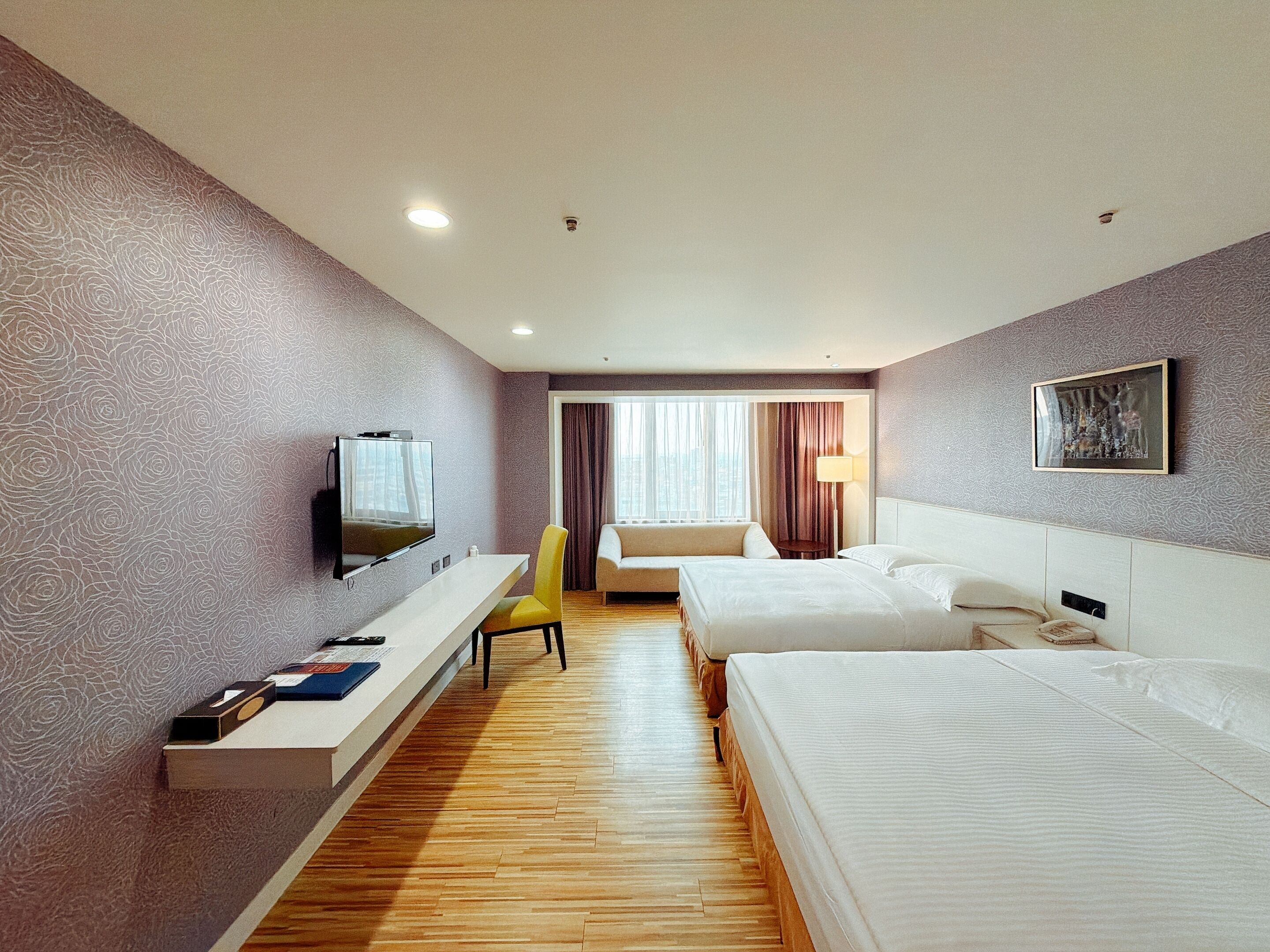 豪華三人房 | 羽絨被、筆電工作空間、遮光布/窗簾、免費無線上網