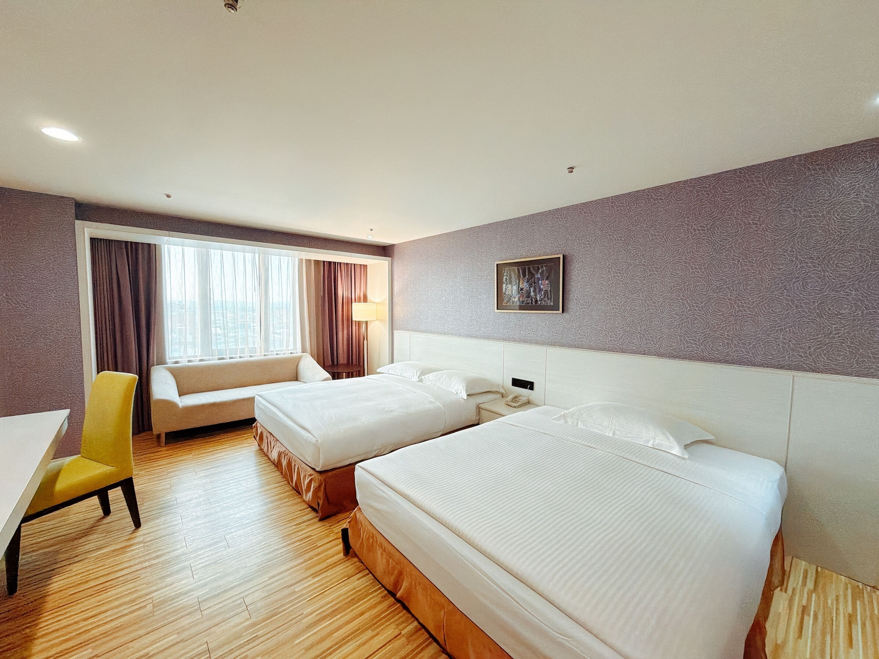 Phòng 3 Deluxe | Chăn bông, khu vực làm việc phù hợp cho laptop, màn/rèm cản sáng 