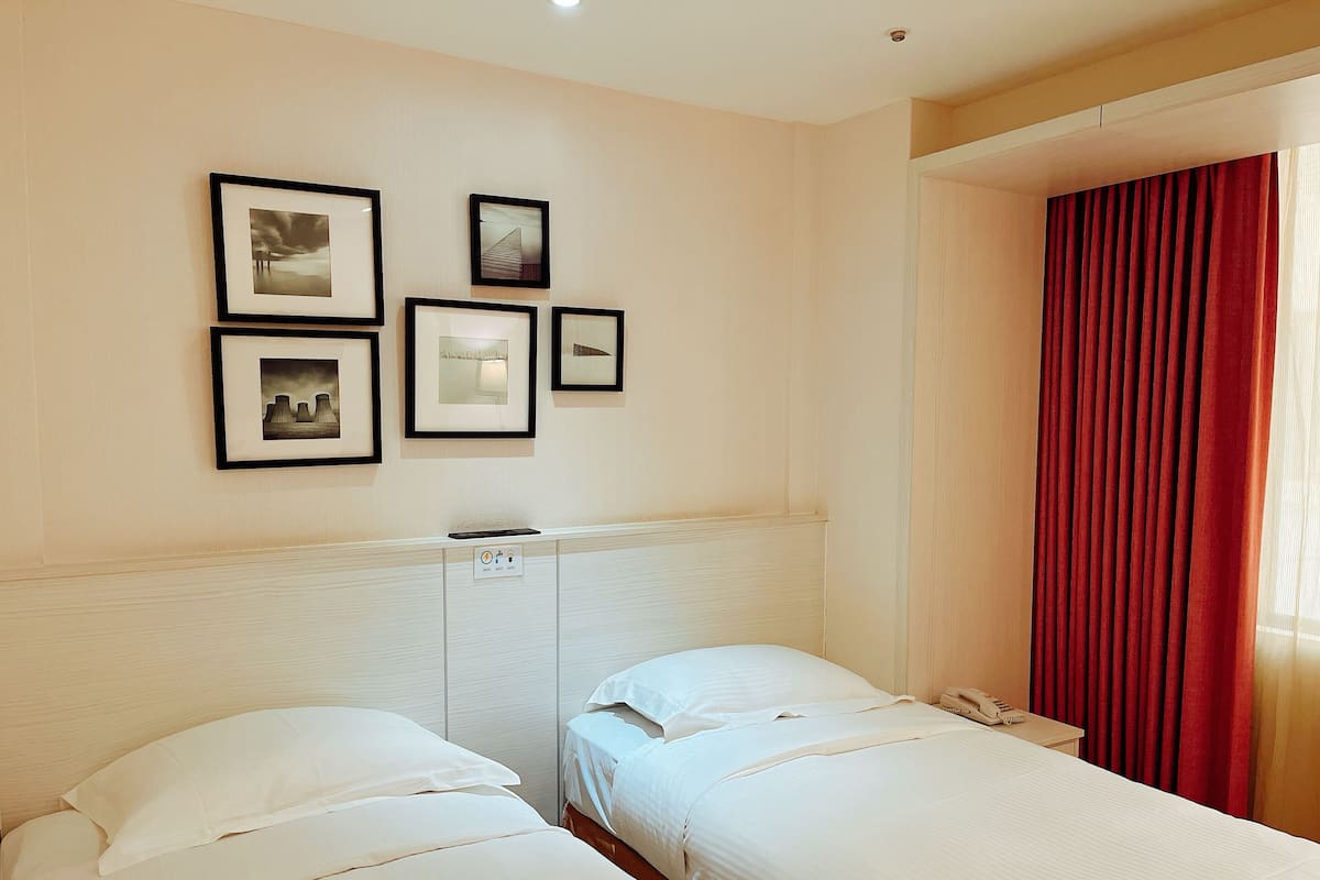 Business Double Room, 2 Twin Beds, Non Smoking | 1 bedroom, down comforters, laptop workspace, blackout drapes
