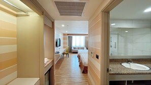 Familien-Vierbettzimmer, 2 Doppelbetten, Nichtraucher | Daunenbettdecken, laptopgeeigneter Arbeitsplatz, Verdunkelungsvorhänge