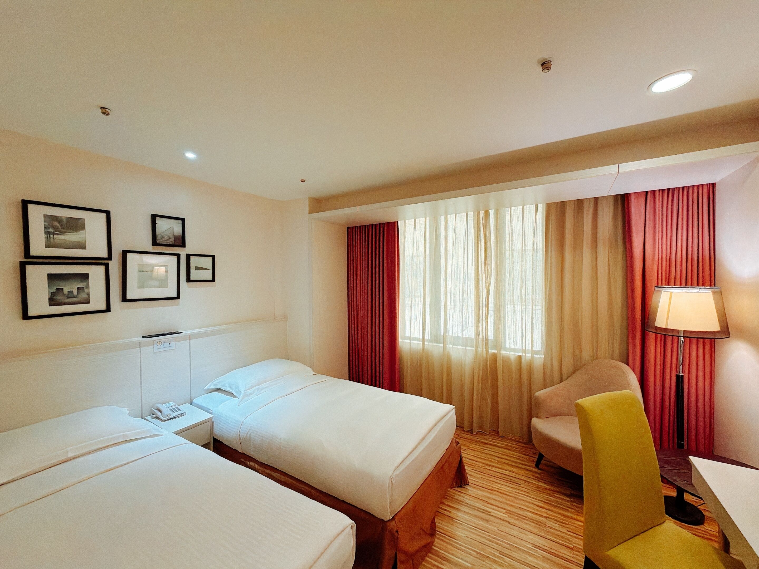 Phòng đôi Business, 2 giường đơn, không hút thuốc | Chăn bông, khu vực làm việc phù hợp cho laptop, màn/rèm cản sáng 