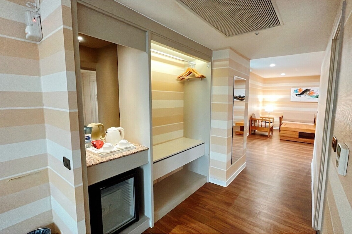 1 habitación, cubrecamas y espacio para trabajar con laptop