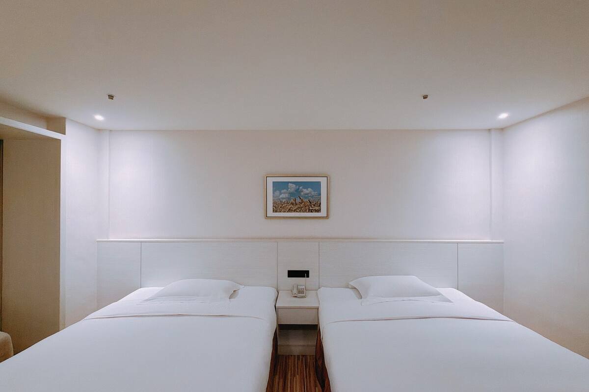 Habitación Deluxe doble, 2 camas dobles, no fumadores | Edredones de plumas y espacio para trabajar con un portátil
