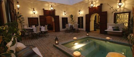 Piscine extérieure, parasols de plage, chaises longues