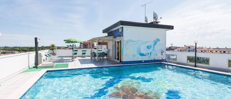 Una piscina al aire libre de temporada