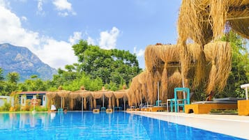 Piscine extérieure, parasols de plage, chaises longues