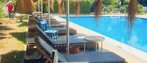 Piscine extérieure, parasols de plage, chaises longues