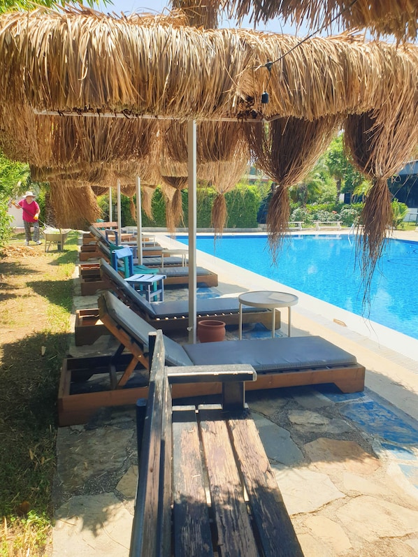Piscine extérieure, parasols de plage, chaises longues