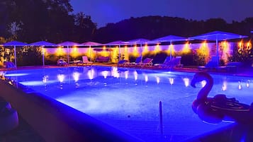 Outdoor pool, pool umbrellas, sun loungers