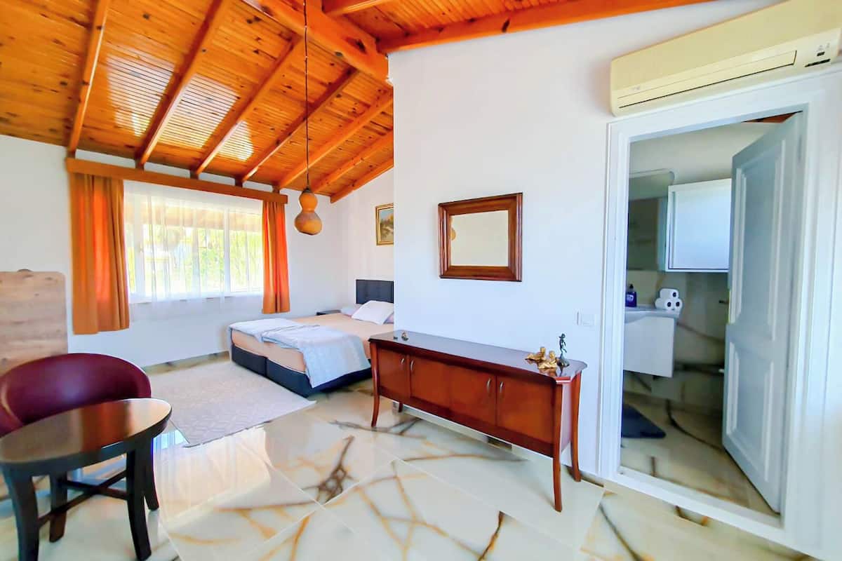 Comfort Triple Room, Non Smoking, Garden View | Individually decorated, individually furnished, bed sheets