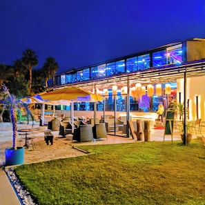 Poolside bar
