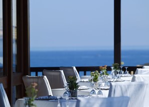 5 restaurants, breakfast served