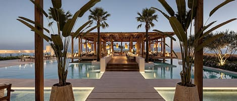 5 restaurants; breakfast and dinner served