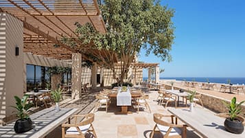 5 restaurants, breakfast served