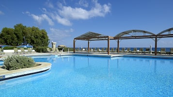 Piscine couverte, parasols de plage, chaises longues