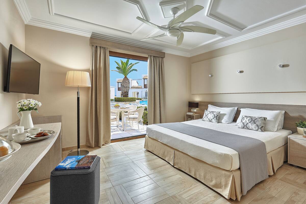 Knossos Suite Sharing Pool | 1 slaapkamer, een kluis op de kamer, geluiddichte muren, gratis wifi