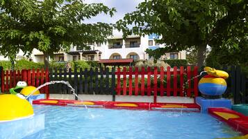 Indoor pool, 2 outdoor pools, pool umbrellas, pool loungers
