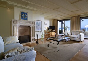 Suite – royal, adgang til basseng | Oppholdsrom | Flatskjerm-TV og bordtennis