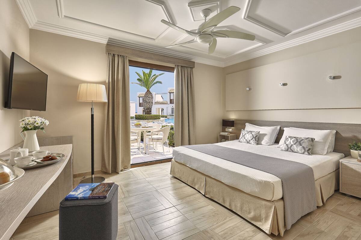 Suite Deluxe, accès piscine (Knossos) | Coffres-forts dans les chambres, bureau